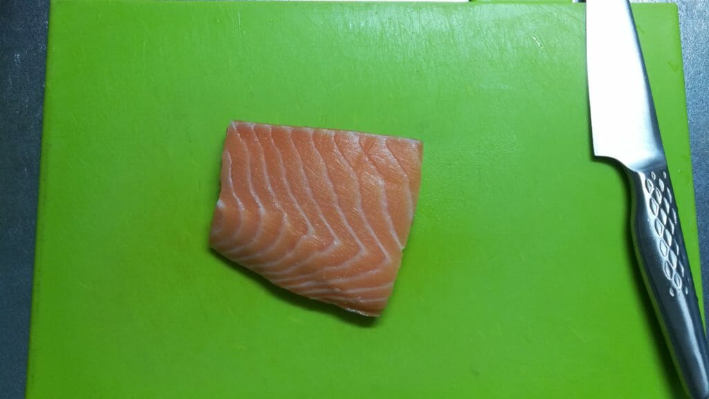 Anovaでサーモンとアボカドのサラダ